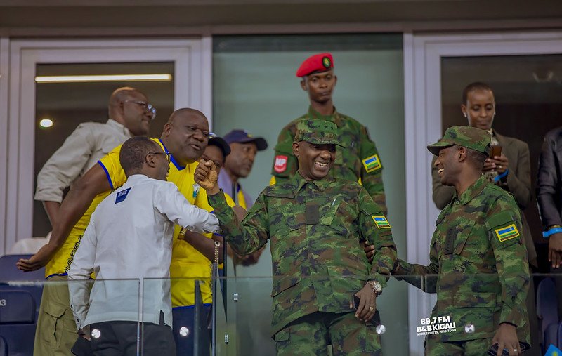 Perezida wa FERWAFA, Munyantwali Alphonse, yishimira igitego hamwe n'abarimo Gen. Mubarakh Muganga