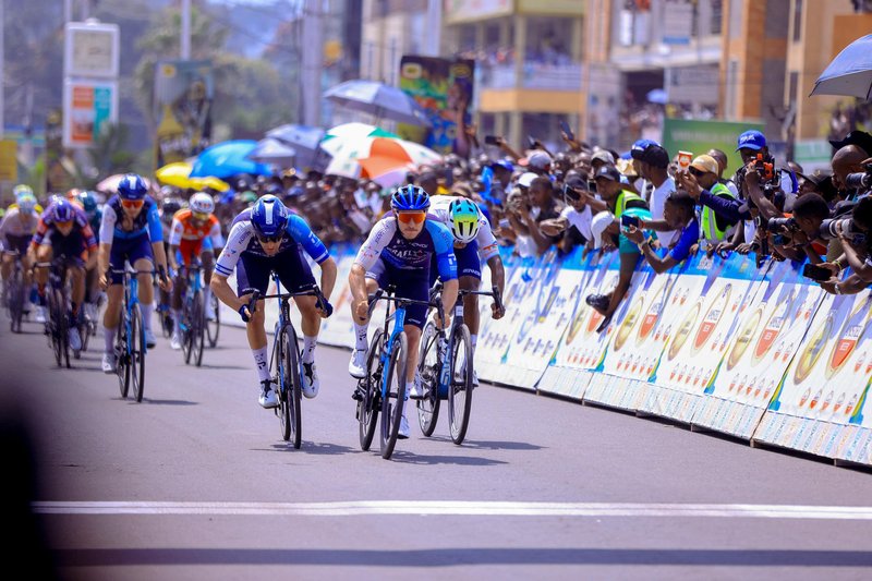 30 riders delivered a tense sprint, with Brady Gilmore emerged the winner on the finish line